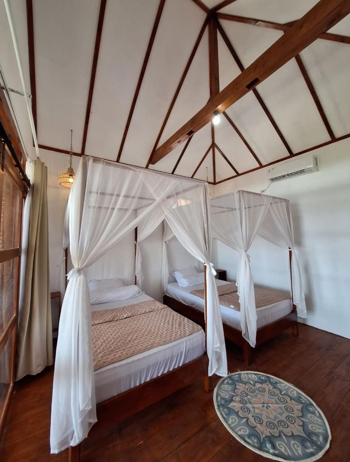 1 beach front AC room with 2 beds